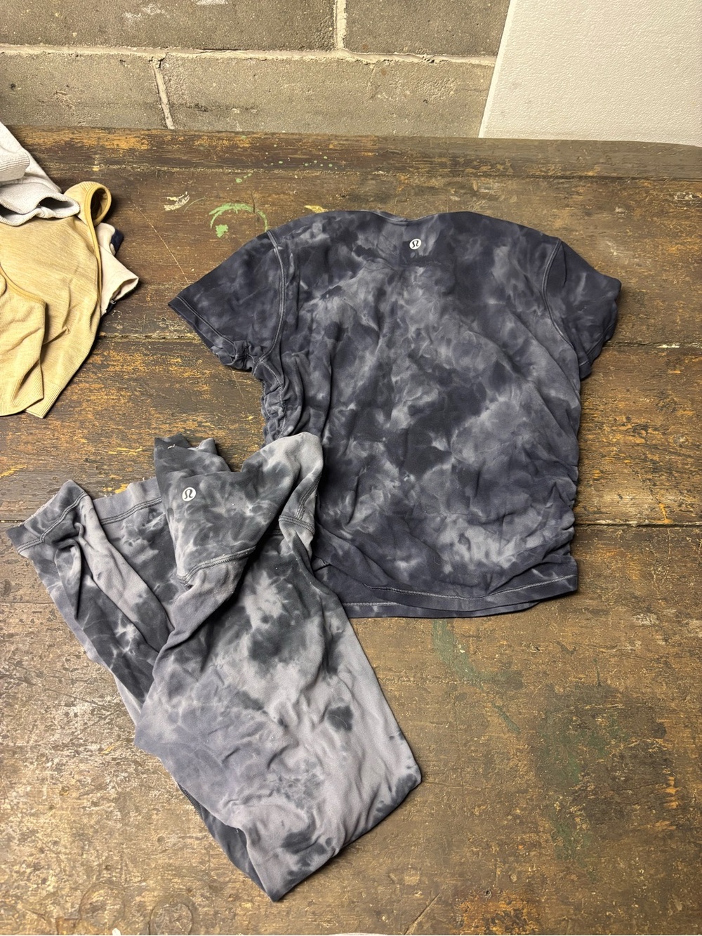 lululemon athletica Tie-Dye Gray & Black Crop Tee